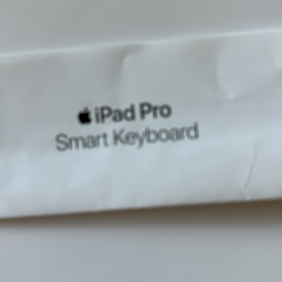 Apple iPad Smart Keyboard Folio - Picture 6 of 7